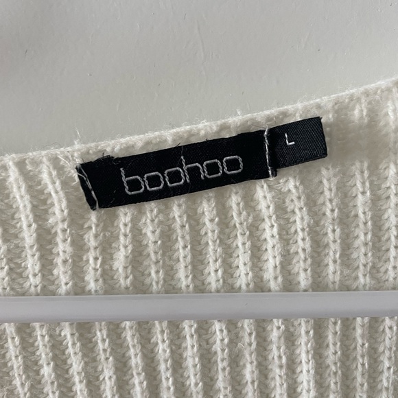 Women’s boohoo cropped v-neck white knit sweater - Picture 2 of 5